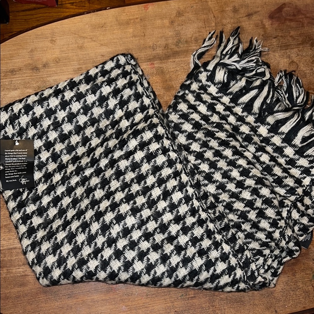 Black and White Decorative Throw 50’’*70’’